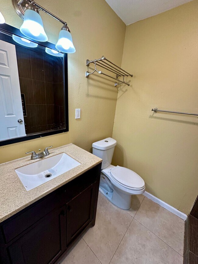 Building Photo - 823 S 17th Ave