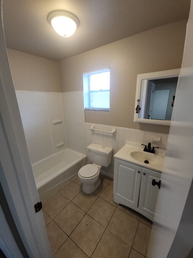 Building Photo - 2 bedroom 1 bath