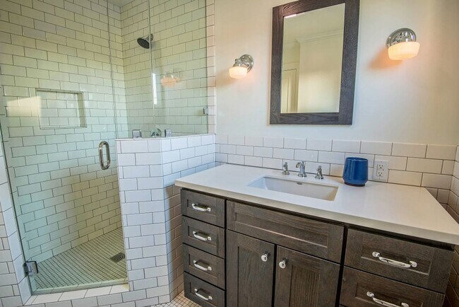 Building Photo - 1012-1014 Manzanita St