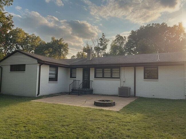 Building Photo - 456 Sharon Dr