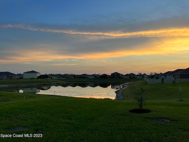 Building Photo - 388 Guinevere Dr SW