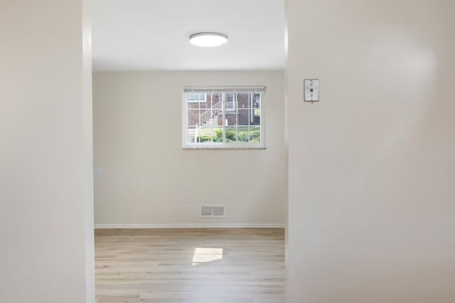 Building Photo - Recently Updated 3 Bedroom House In Mt. Wa...