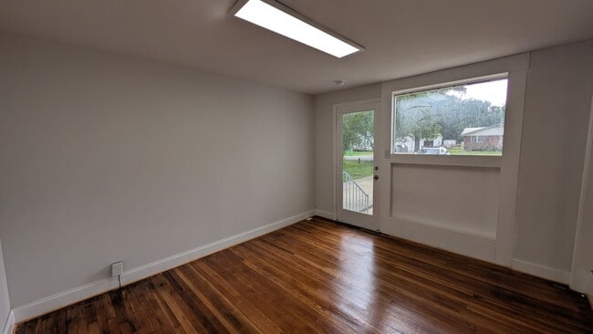 Building Photo - Newly Renovated -- Walking Distance to the...