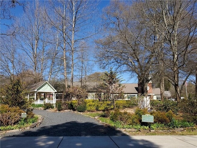 Building Photo - 747 Calvin Pk Dr
