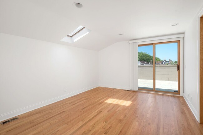 Building Photo - Large 3 BR/3 BA Duplex in the heart of Lincoln Park