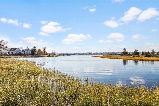 Building Photo - 119 Sycamore St