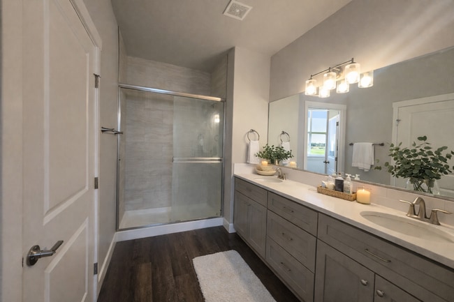 Building Photo - Executive home~move in ready!