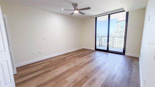 Building Photo - 1 Beach Dr SE