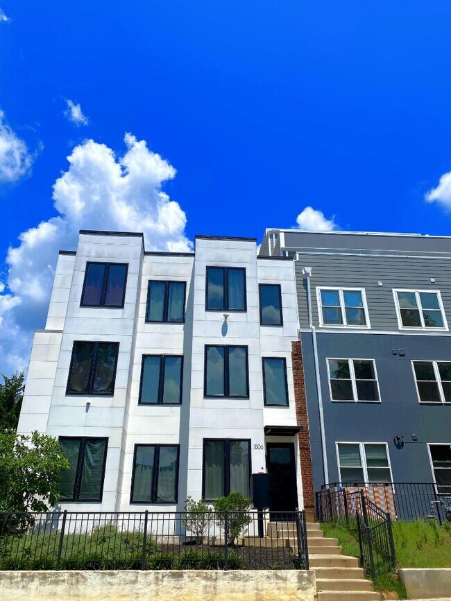 Building Photo - 1806 A St NE