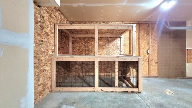 Building Photo - Gorgeous Split Level with Fenced Backyard