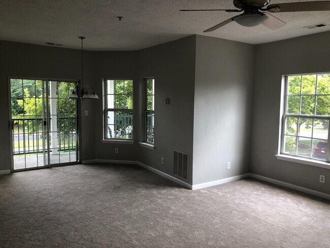 Building Photo - Links one bedroom Condo in Glen Allen