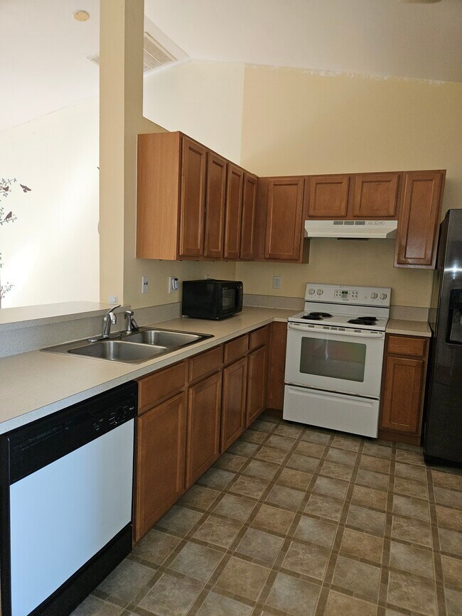 Full Kitchen - 520 Benton Dr