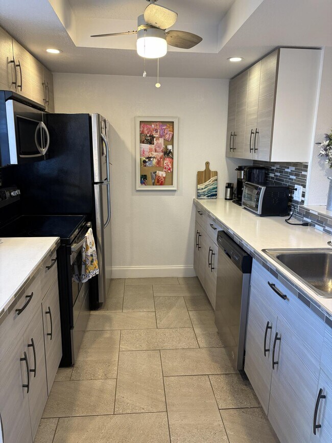 Building Photo - 330 NE 26th Ave