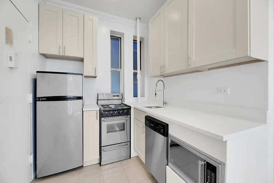 Building Photo - 220 Sullivan St