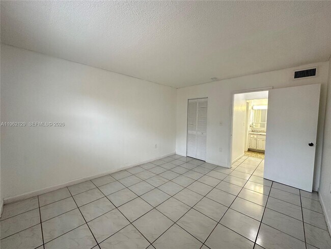 Building Photo - 1008 NW 45th Ave