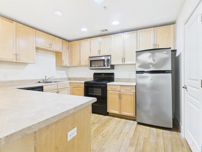 Building Photo - 711 W 32nd St