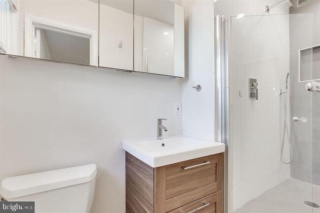 Building Photo - 5400 Greystone St