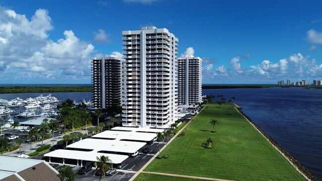 Building Photo - 123 Lakeshore Dr