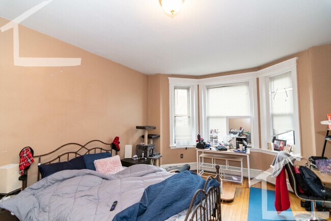 Building Photo - 9/1 Renovated, spacious 4BR/BA near T, BU