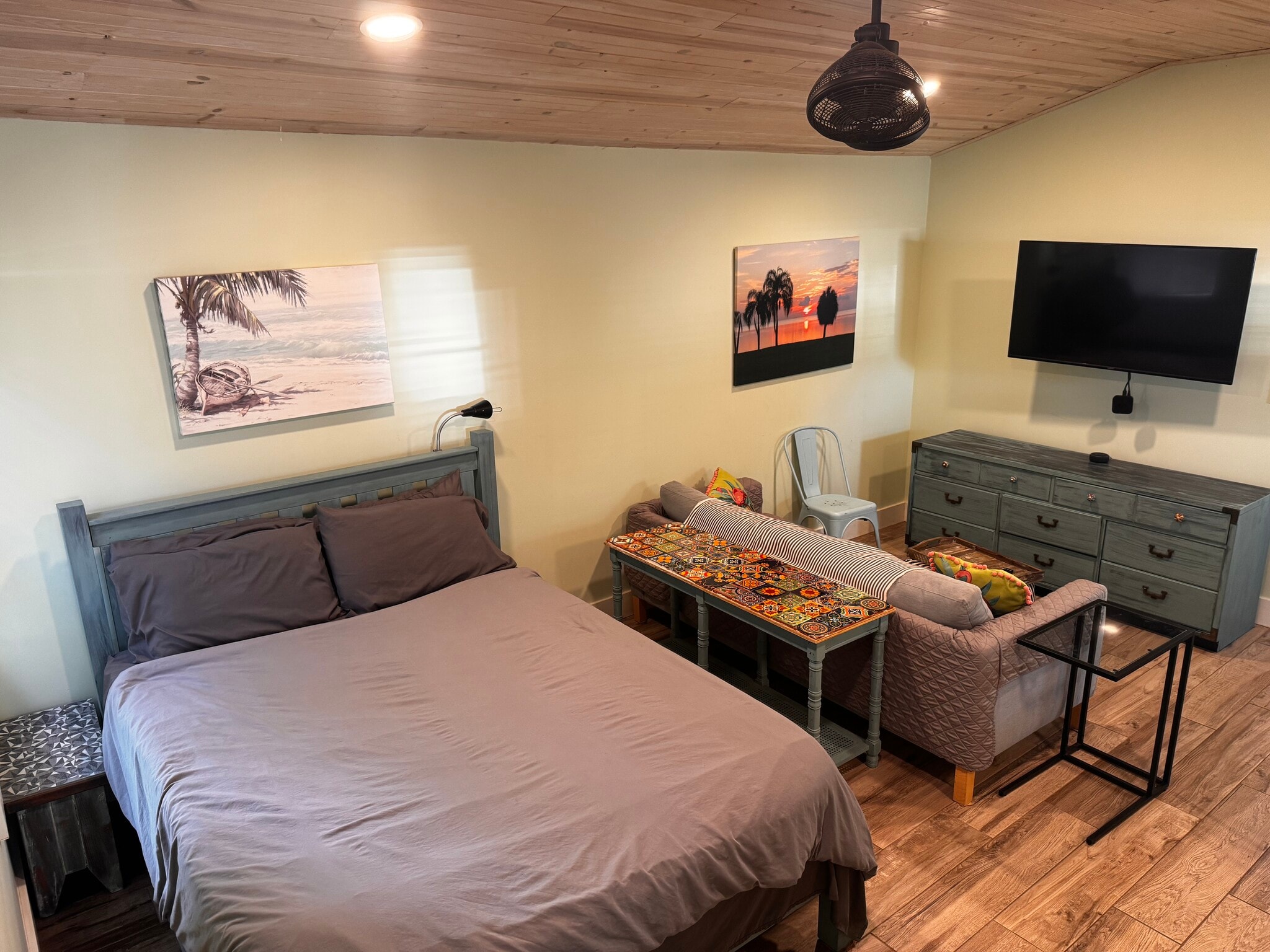Queen size bed - 124 19th Ave S