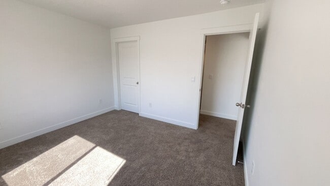 Building Photo - Modern 4 Bedroom Townhome in Cedar City. Pet Friendly!