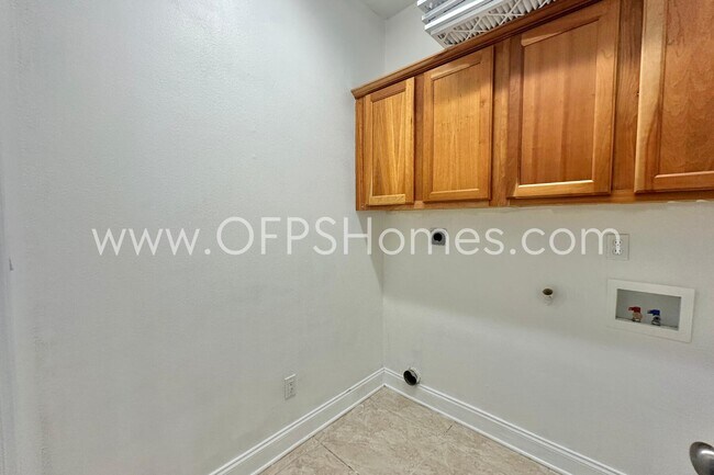 Building Photo - 4611 Chanan Dr