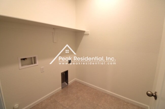Building Photo - Newer 4bd/3ba Folsom Home with 2 Car Garage