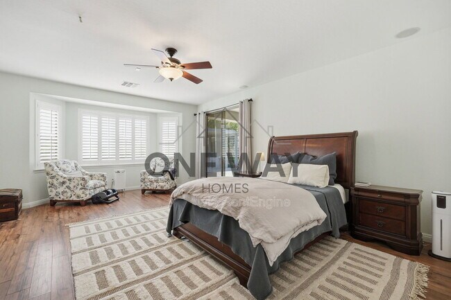Building Photo - 587 E Benrich Dr