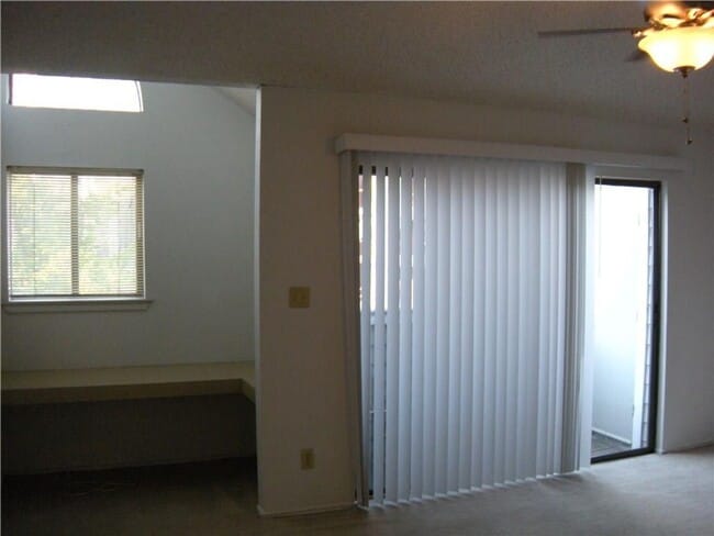 Building Photo - Gables 11 - 2 Bed - 1 1/2 Bath - 2 Car Personal Garage