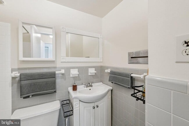 Building Photo - 10201 Grosvenor Pl