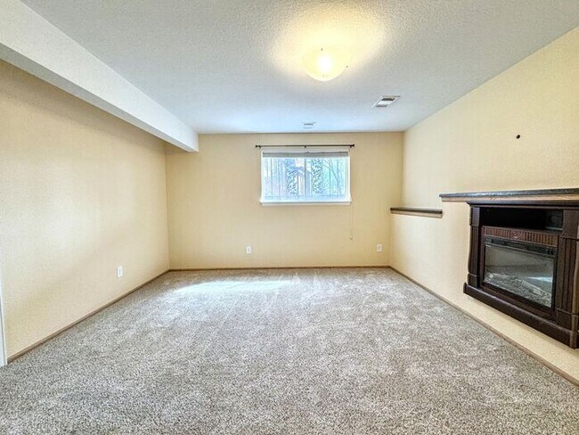 Building Photo - Spacious 4-Bedroom Home with Modern Amenit...