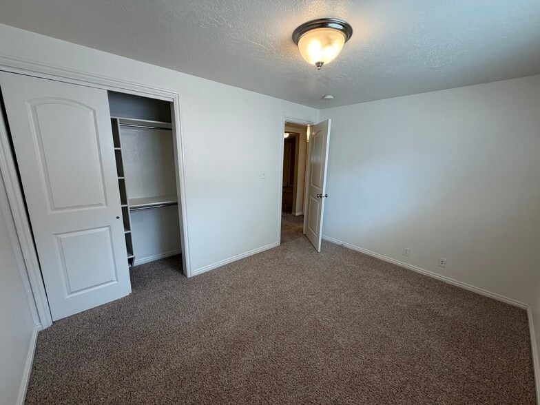 Building Photo - 1633 S 740 E