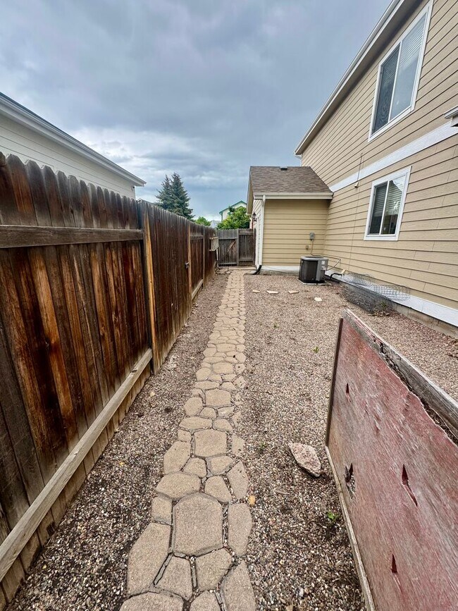 Building Photo - Gorgeous 4 bedroom with Loft and 3 car gar...