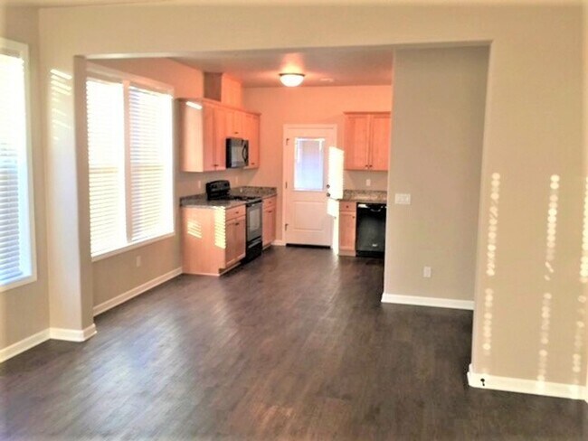 Building Photo - 5bed/3.5 bath Home