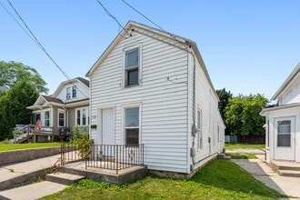 Building Photo - 2 Bedroom House in Manitiwoc