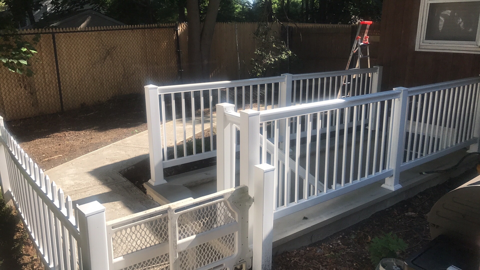 Fenced in separate entrance - 3 Glenn St
