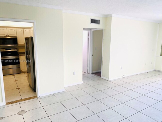 Building Photo - 400 Kings Point Dr