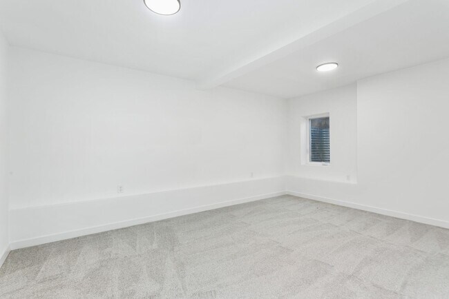 Building Photo - 430 Birch St