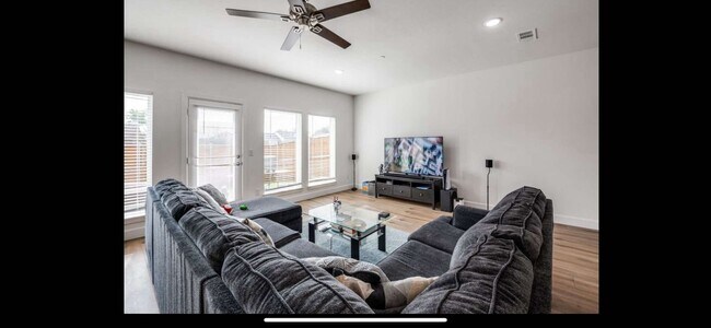 Building Photo - 5629 Woodlands Dr