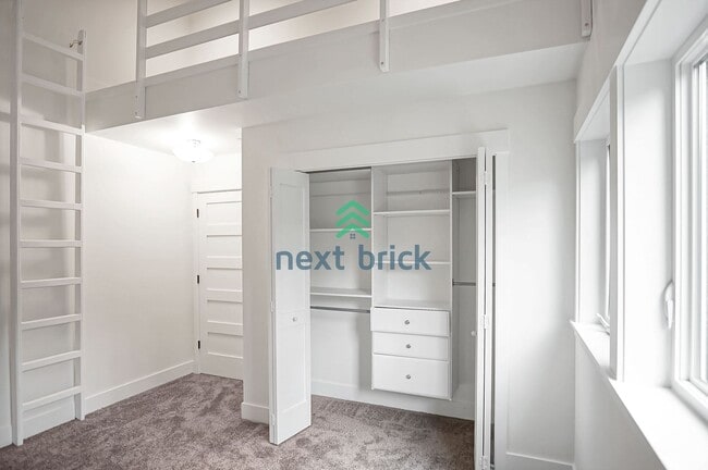 Building Photo - 3 Bed 2.5 Bath for Rent in Lake Forest Park!
