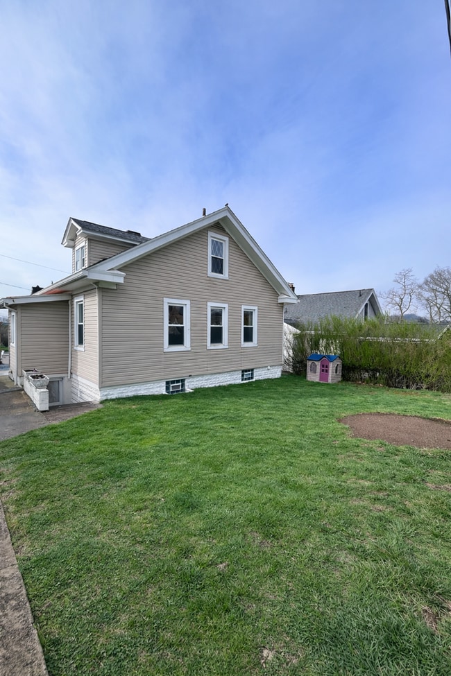 Building Photo - Spacious Single-Family Home w/Sunroom partially finished basment| Pet Friendly | Shaler