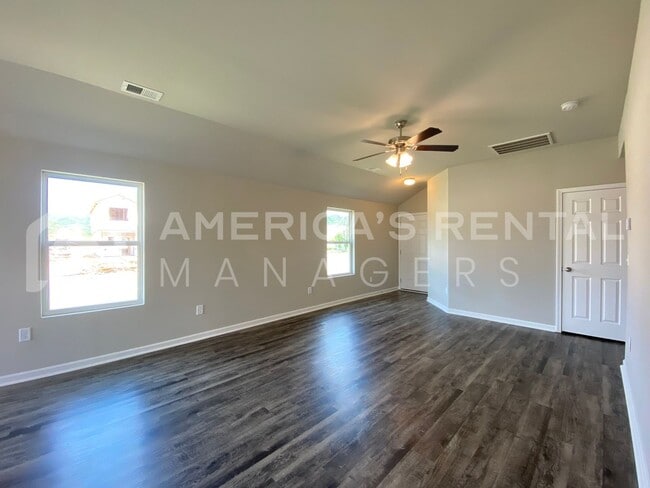 Building Photo - 52 Cottage Ln