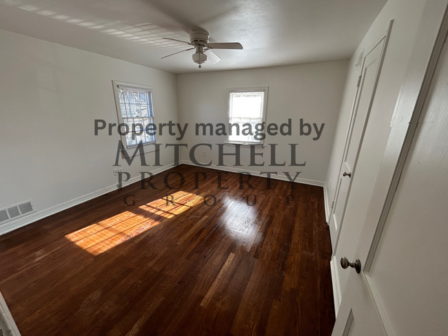 Building Photo - Cute updated 2 bed 1 bath townhouse with a...