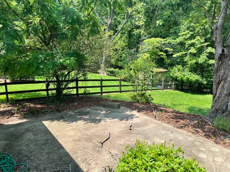 patio - 1005 Hayfield Ln