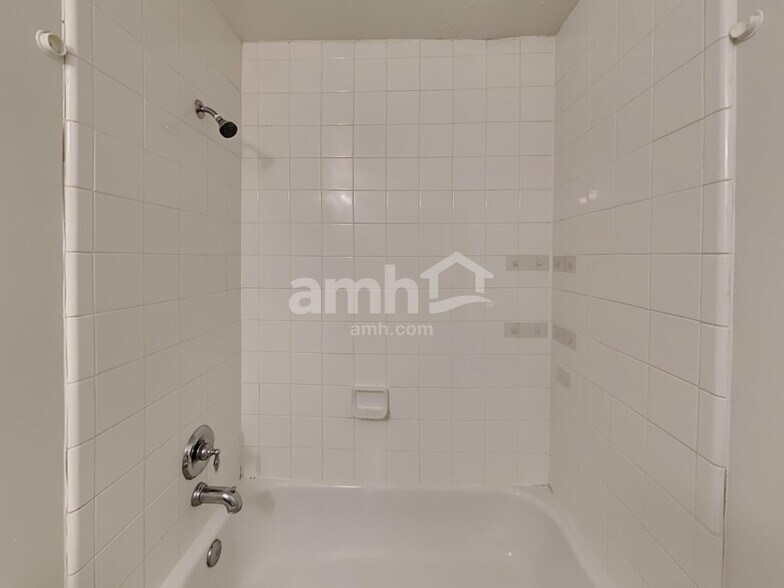 Building Photo - 2518 Halstead Dr