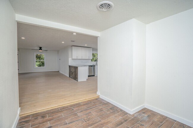 Building Photo - 4 BEDROOM 3 BATHROOM HOUSE FOR RENT