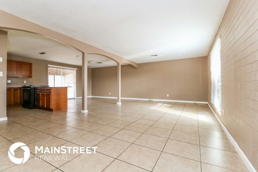 Building Photo - 6136 W Clarendon Ave