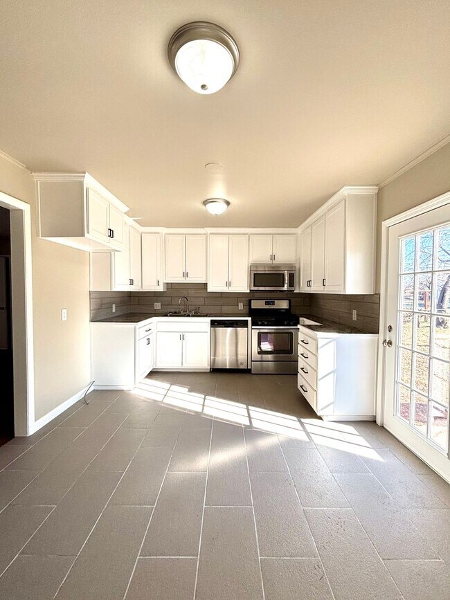 Building Photo - Cozy Broken Arrow Home