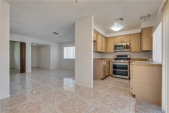 Building Photo - 6211 Meadow Brook Ln