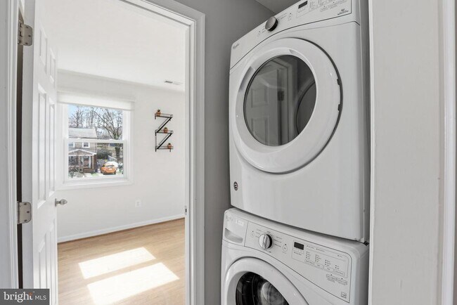 Building Photo - 2306 Riverview Terrace